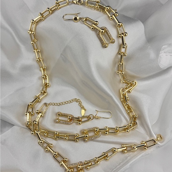 Luxe Gold Link Necklace - Picture 2 of 6
